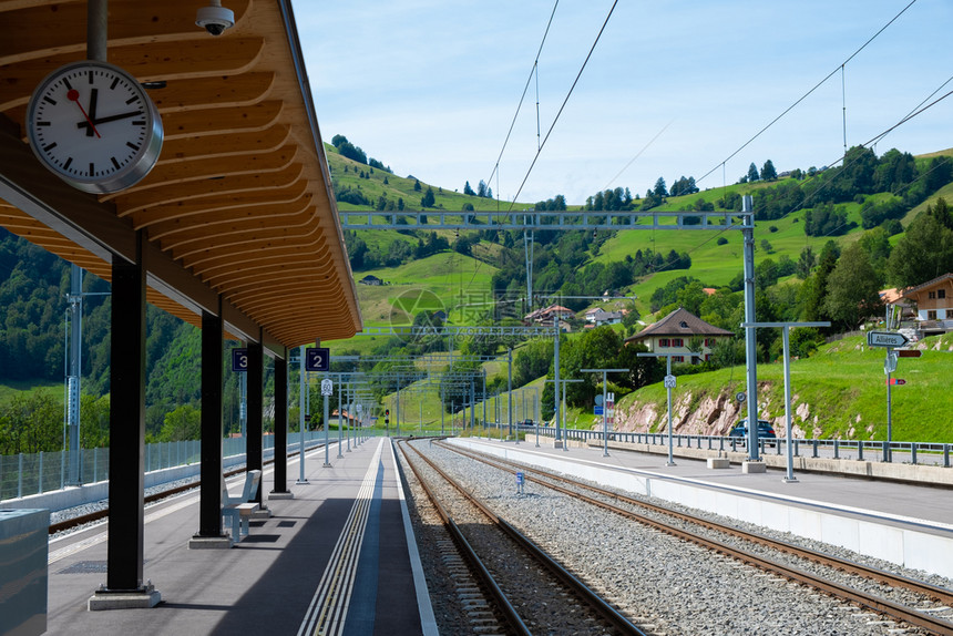 欧洲旅行蓝色的Montbovon村瑞士火车站图片