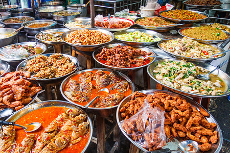 肉蔬菜泰国曼谷街头市场摊位上出售的泰国传统食品盘子泰国曼谷为了图片