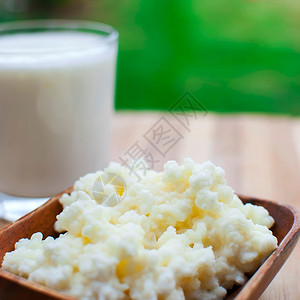 以奶和西贝丹蘑菇谷物制成的有机绿色食物图片