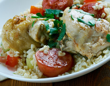 沙锅香料鸡肉和chorizo大米锅鸡肉与西班牙香肠分享食物图片