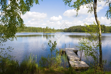 在芬兰湖边游泳的码头休息安详静图片
