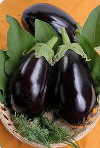 篮子中黑色的茄水果庄稼篮子里的茄子图片