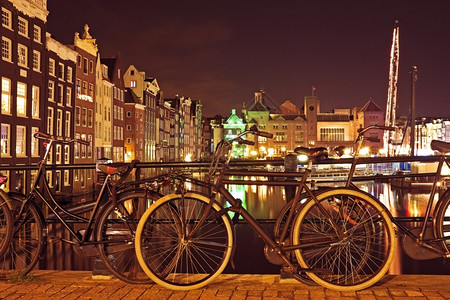 建筑的晚上夜间从荷兰阿姆斯特丹到荷兰的城市风景优美图片