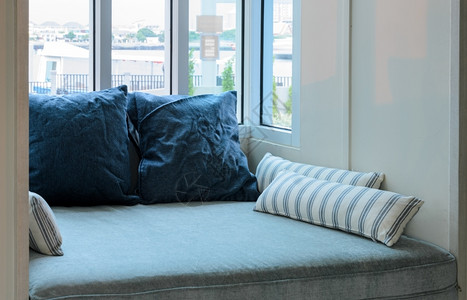 有坐垫和玻璃窗的客厅靠垫沙发屋图片