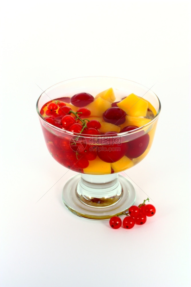 桃子在玻璃碗里用新鲜的红花草铺满了鲜朵素食主义者橙白色的图片