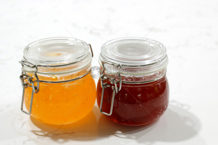 健康水果在白桌上的罐子里做自制草莓和菠萝果酱吃图片