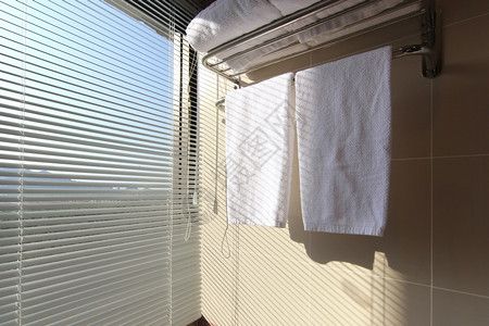 浴室毛巾架上的白浴门户14家庭淋浴图片