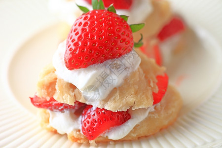 奶油烹饪小吃型新鲜草莓短煎饼图片