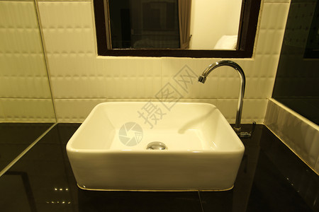 屋浴室陶瓷洗盆和金属水龙头流走陶瓷制品背景图片