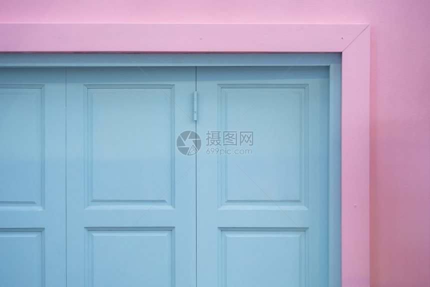 建筑学粉红墙背景的蓝色木窗部分面糊颜色样式画屋图片