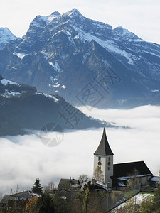 镇柴金尖塔瑞士阿姆登反对雪尔卑斯山农村教堂图片