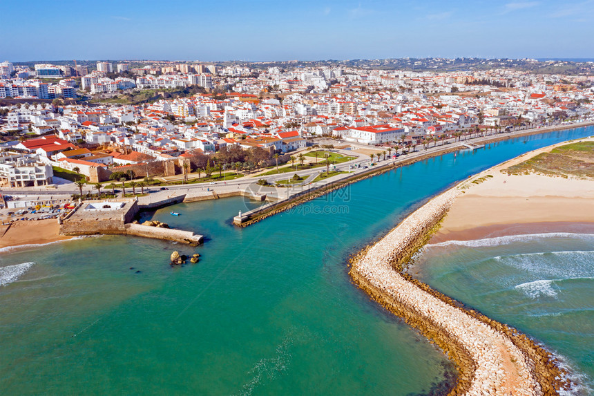 葡萄牙阿尔加维拉各斯市海边城市风光图片
