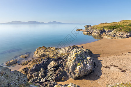 Llanddwyn岛的火山岩和海滩Anglesey威尔士Llyn半岛为背景蓝色的海伦欧洲背景图片