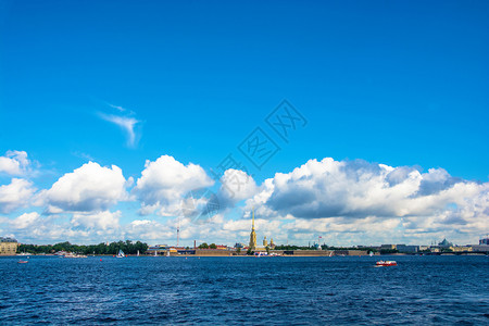 俄罗斯圣彼得堡夏季日城市海岸风光图片