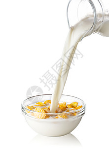 白色的食物降低玉米片与流动牛奶隔离在白色背景玉米片与流动牛奶图片