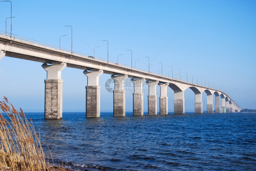 晴天SunlitOland桥连接瑞典的群岛Oland至Kalmar大陆奥兰斯布里奇水图片