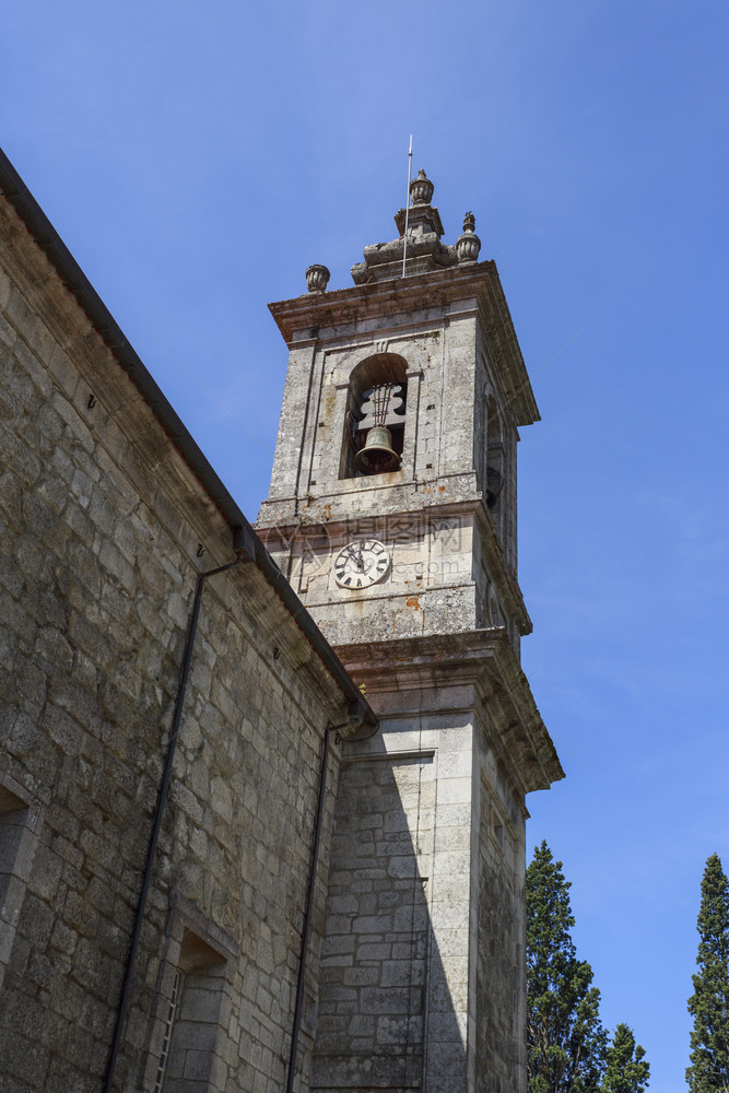 圣彼得教堂的钟塔在葡萄牙卡斯特罗戴尔19世纪建成了4个新古典建筑风格的窗户正面完全的叉图片