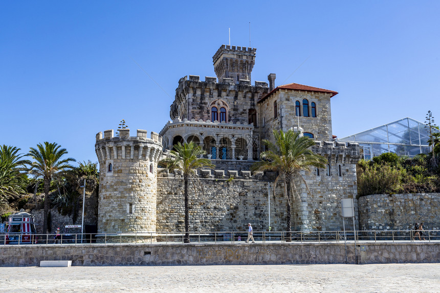 地点克鲁兹城堡FortedaCruz的景色位于葡萄牙埃斯托里尔的Tamariz海滩面向大西洋的绝佳位置图片