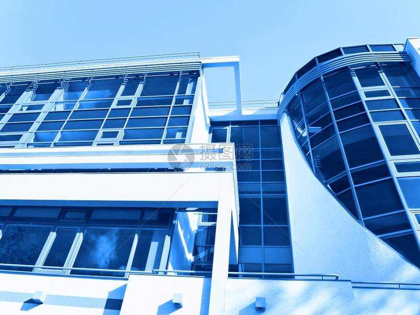 出租蓝天上现代办公大楼的一部分外蓝色的图片