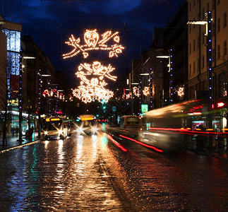 市区街道有圣诞灯光装饰和繁忙交通在圣诞节街公共汽车假期建造图片