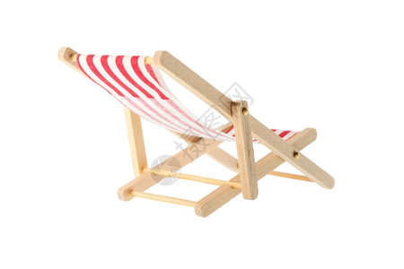海滩以白色背景隔离的红条形木甲板椅白底隔绝太阳木制的图片