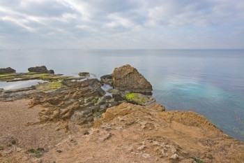 12月在西班牙巴利阿里群岛Mallorca的洛基海边景观植物晴天马洛卡图片