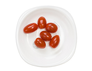 白盘上的西红柿樱桃白底孤立于可口生的红色图片