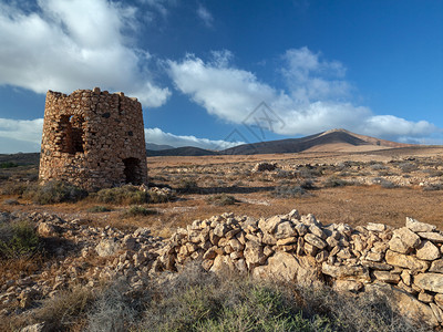 外部的地标旅行北大西洋班牙加那利群岛Fuerteventetura岛旧风车的废墟背景图片