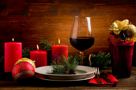 木制桌子照片有圣诞节装饰品照亮现场木制的红色火图片