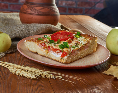 糕点一顿饭煮熟的俄罗斯派古老的传统皮罗格维科什尼克含火腿西红柿和干酪金子高清图片素材