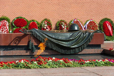 俄罗斯莫科亚历山大花园克里姆林宫墙附近俄罗斯莫科亚历山大花园不明士兵遗迹墓碑仪式正方形红色的背景图片