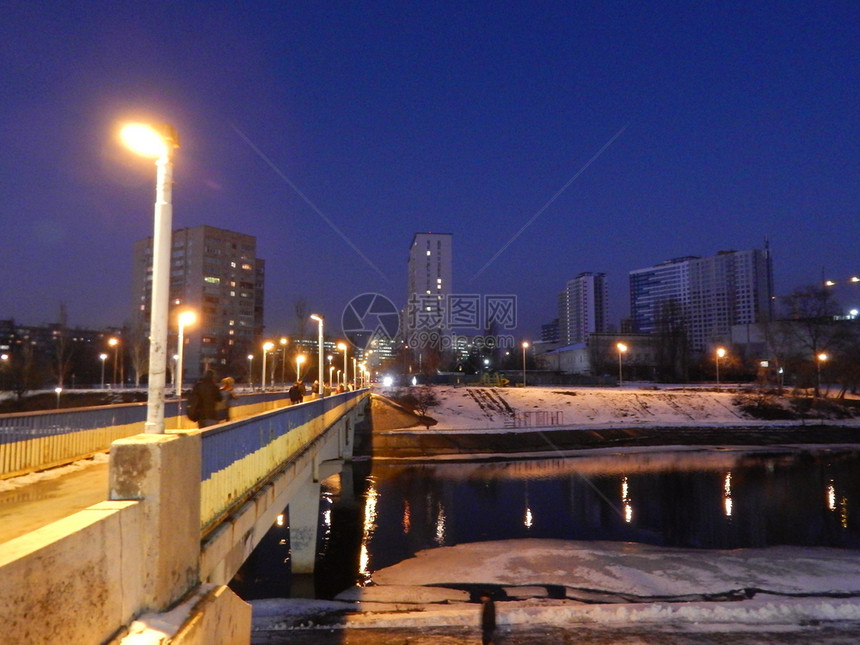 晚上街道场景在夜光中照亮城市的灯光图片