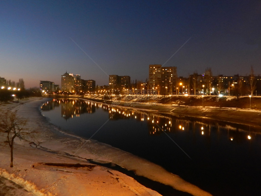 散景在夜光中照亮城市的灯光中心路图片