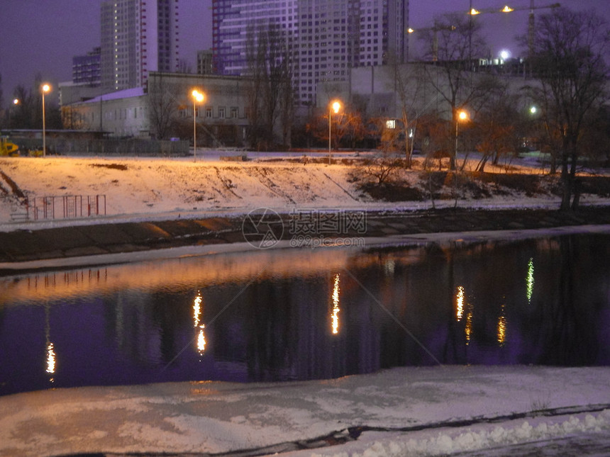 在夜光中照亮城市的灯光中心蓝色的运输图片