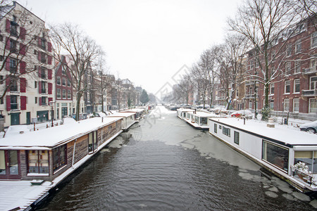 水城市下雪的日落时冬天荷兰的雪季阿姆斯特丹图片