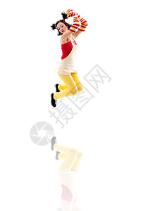 身穿红色黄衣服的拉丁女孩在与世隔绝的反射中跳跃年轻的裤子快乐图片
