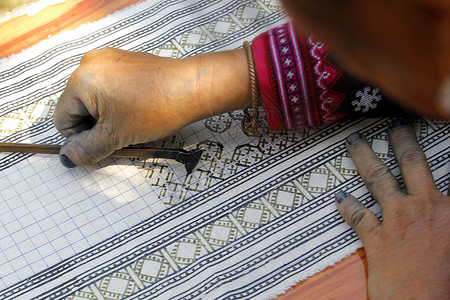 古老的传统女士紧闭hhhong山地部落写蜡烛制作传统布料图片