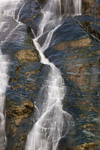 Mendenhall冰川水流向阿拉斯加Junau的NuggetFalls下游景观门登霍尔红色的背景图片