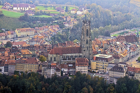 城市历史建筑的瑞士弗里堡圣尼古拉大教堂空中观视瑞士弗里堡背景图片