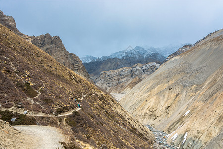 徒步旅行在美丽的喜马拉雅山上勇敢的观光者春天在尼泊尔跋涉安纳普图片
