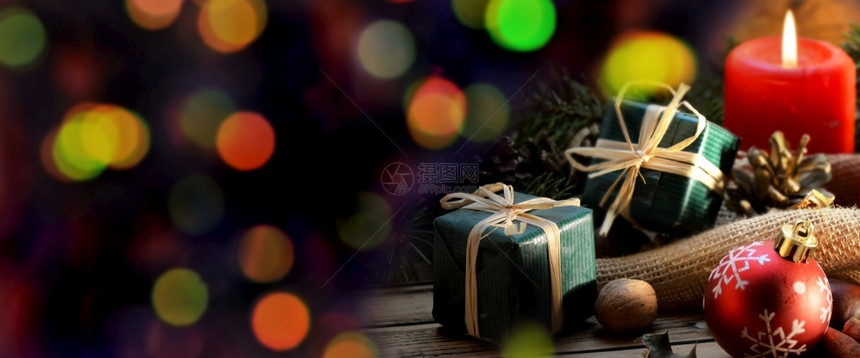冬天木桌和多彩的模糊灯光上传统圣诞节装饰品自然传统的图片