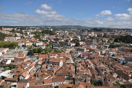 旅游的建造市中心美丽的葡萄牙Leiria城市景色背景图片