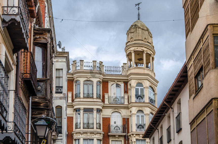 西班牙帕伦亚卡斯蒂利和里昂的城市景观建筑的镇历史图片