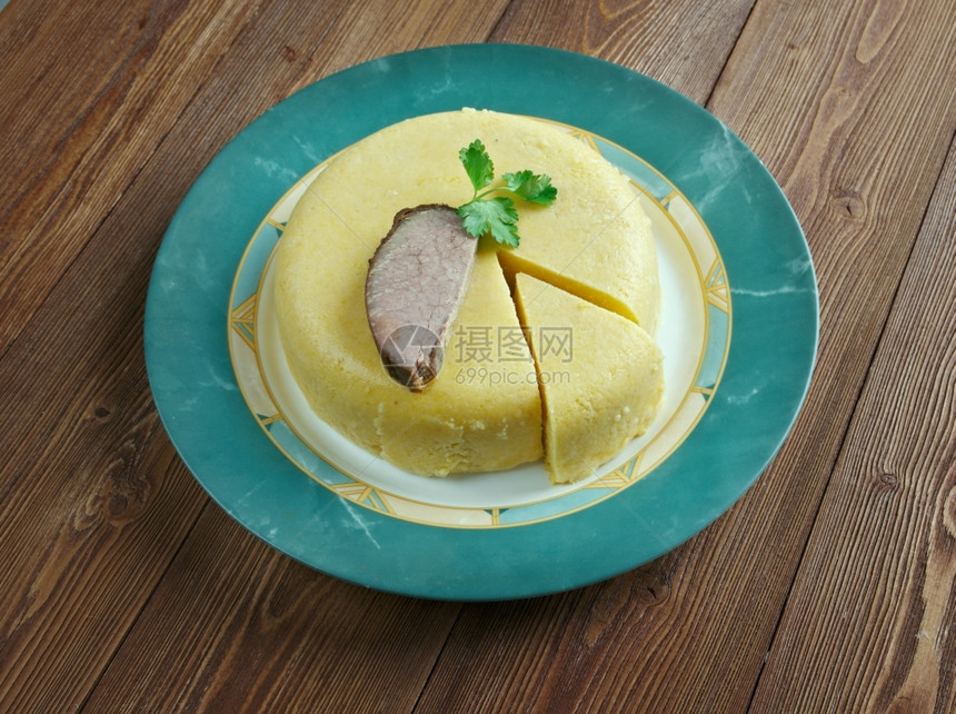 巴克尔丹美食Mamaliga由黄玉米面粉制成的粥罗马尼亚摩尔多瓦和乌克兰西部的传统黄色图片