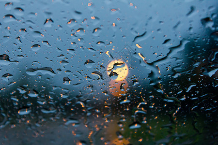 在雨中车玻璃上落下雨水天气滴湿的图片