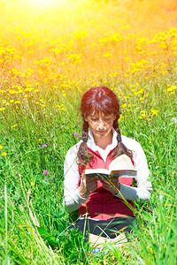 阅读学生青少年女孩在春天坐草原上读书图片