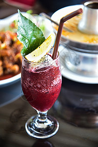 果汁Mulberry新鲜水果的滑雪食物芒图片