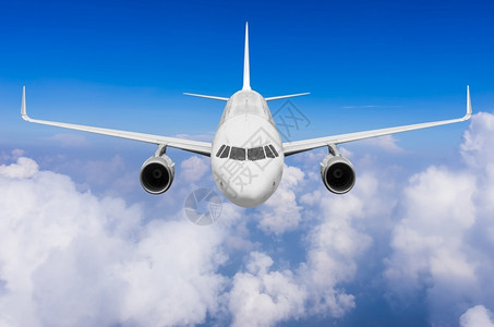 商业货物飞机高越云层上空中飞翔航班图片