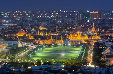 天空蓝色的泰国宫曼谷黄昏泰国宫夜间鸟眼观泰国宫睛图片