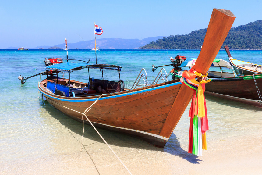 运输太阳海洋泰国高利普KoohLipe日出海滩上长尾拖船带刺彩图片